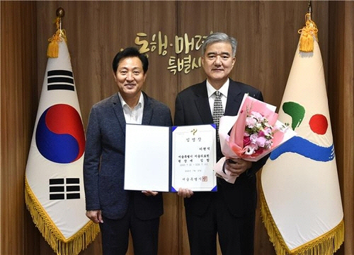 오세훈(왼쪽) 서울시장과 이현석 신임 서울의료원장.  [서울시 제공]